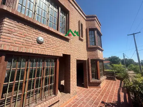 Casa en San Salvador desocupada de 5 Dormitorios, 3 Plantas, Ideal Vivienda o Uso Profesional