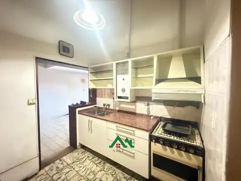 Casa en San Salvador desocupada de 5 Dormitorios, 3 Plantas, Ideal Vivienda o Uso Profesional