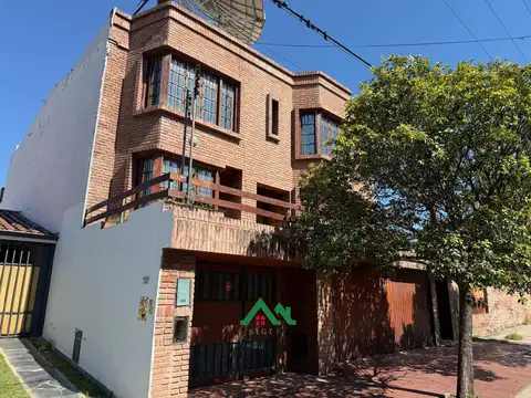 Casa en venta en Barrio San Salvador – 5 dormitorios, 3 plantas y cochera para 3 vehículos