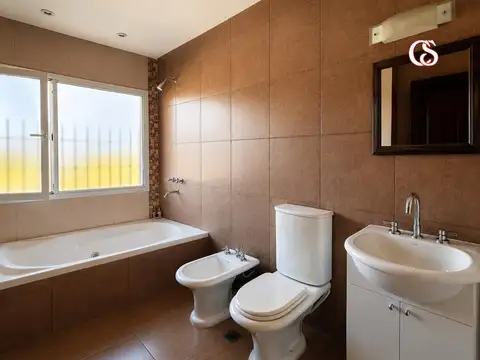 Casa 5 ambientes con 3 baños