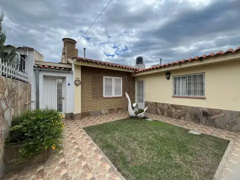 Venta - 2 casas de 2 domitorios con cochera , jardin y pileta. Fisherton , Rosario.