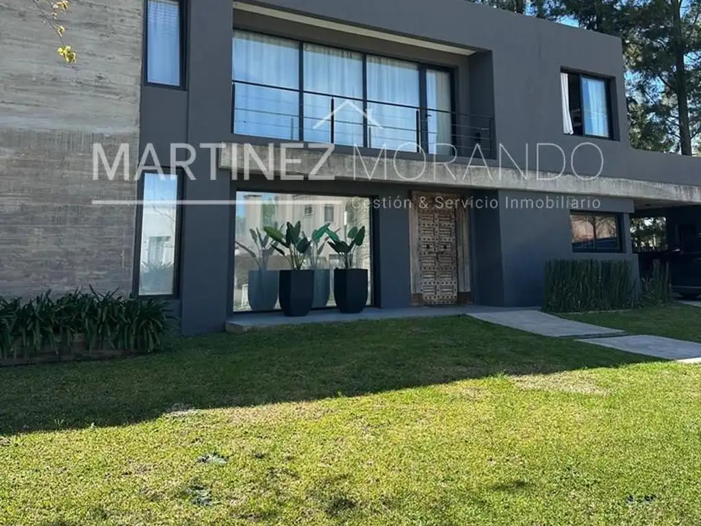 Casa en Venta - 4 dormitorios - USD 590.000