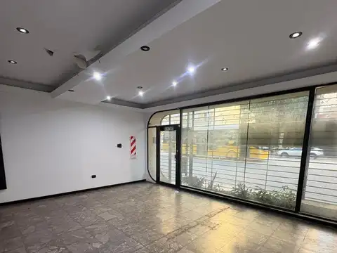VENTA. LOCAL CON SOTANO Y PATIO.  AV. JUAN B. JUSTO 3800. PATERNAL