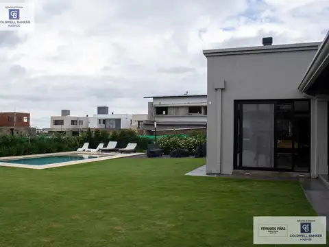 Casa en Venta con 2 cocheras