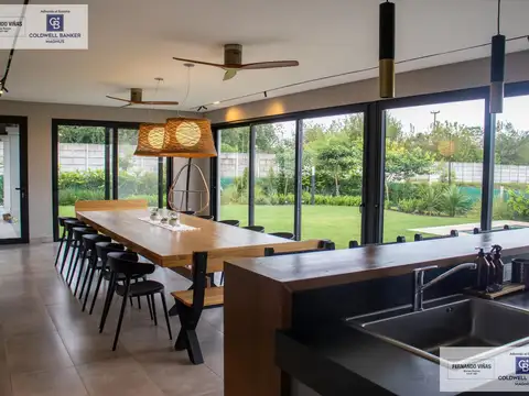 Casa 15 ambientes con 4 baños