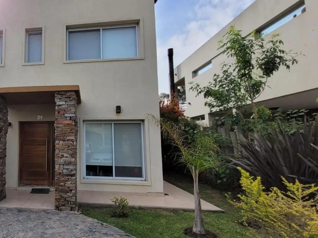 Casa en Venta - 3 dormitorios - USD 330.000