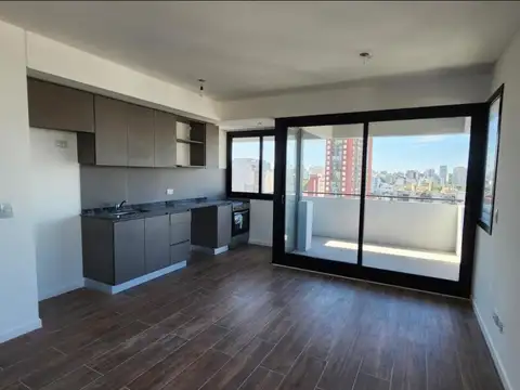 CON COCHERA OPCIONAL, ADICIONAL AL PRECIO DE VENTA 2 ambientes TODO EXTERNO con carpintería con vidrio doble. Living comedor con cocina integrada. Dormitorio con placard (interior equipado).
Baño completo, con bañera
