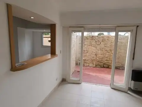 DEPARTAMENTO TRES AMBIENTES A LA VENTA, CON PATIO INTERNO.