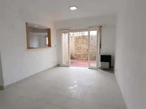 DEPARTAMENTO TRES AMBIENTES A LA VENTA, CON PATIO INTERNO.