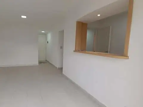 DEPARTAMENTO TRES AMBIENTES A LA VENTA, CON PATIO INTERNO.