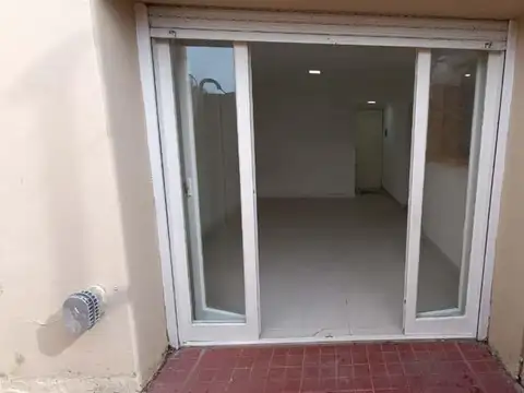DEPARTAMENTO TRES AMBIENTES A LA VENTA, CON PATIO INTERNO.