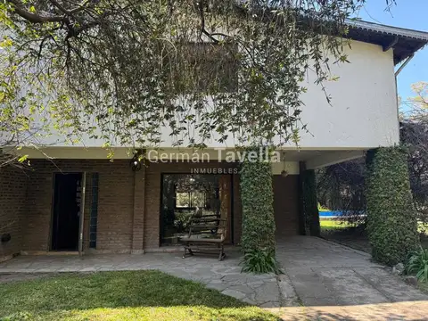 Casa 8 ambientes con 4 baños