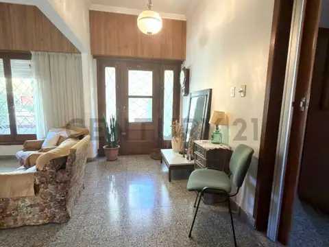 Casa 7 ambientes con 2 baños