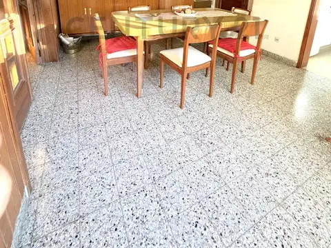 GRAN PROPIEDAD CENTRICA EN MURPHY, AMBIENTES AMPLIOS Y GRAN TERRENO.