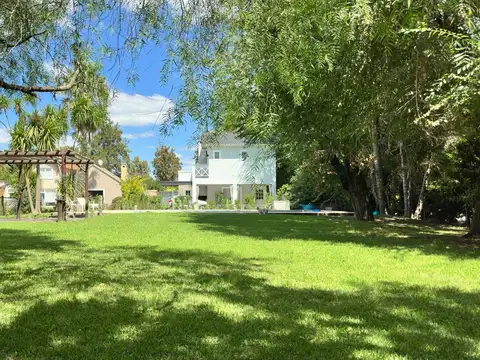 Casa en venta en country El Bosque-Galería-Pileta-Interno.