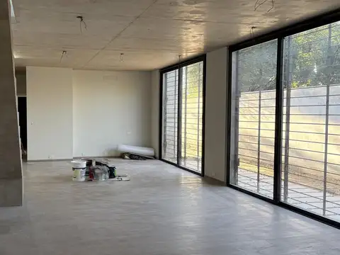 Casa 4 ambientes con 2 baños