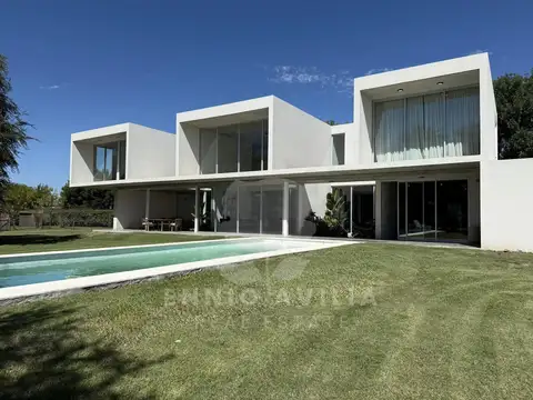 Casa de diseño | 5 amb | 300m² cub | Lote 2.400m² | Barrio Golf – Estancias del Pilar