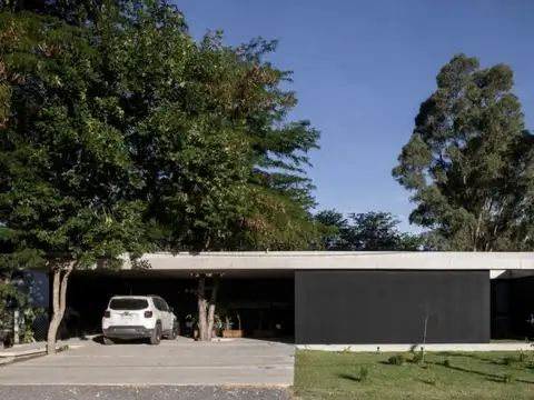 Casa en Venta con 2 cocheras