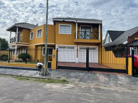 Casa en Venta con 2 cocheras