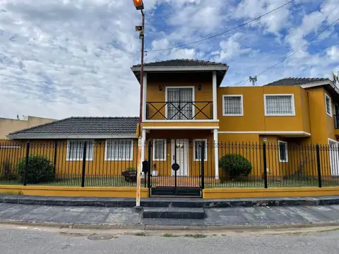 VENTA CASA 5 amb 2 coch en CIUDAD EVITA-APTO CRED