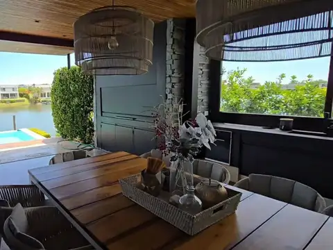 Casa 8 ambientes con 7 baños