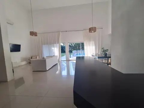Casa a la Venta en Barrio Cerrado La Montura de 5 Ambientes