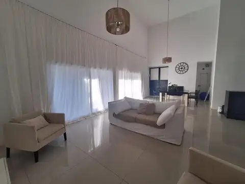 Casa en Venta con 4 cocheras