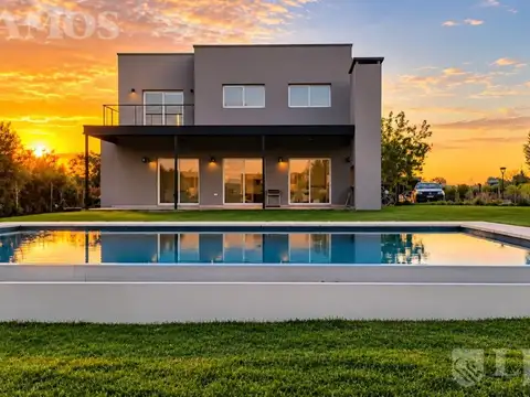 Casa en Venta con 3 cocheras