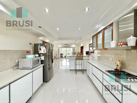 Casa en Venta con 2 cocheras