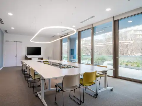 Alquiler de oficina abierta bellamente diseñada para 10 personas en Asuncion, Perseverancia