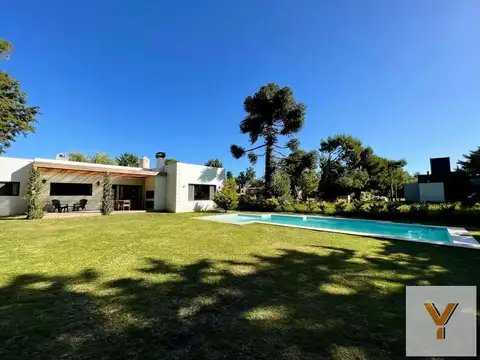 Casa en venta - 3 Dormitorios 3 Baños - 800Mts2 - Miramar