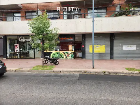 Don Torcuato. (Av. Ángel T. de Alvear 319). Local comercial de 57 m2.