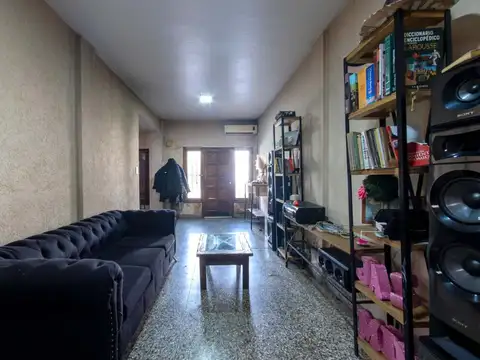 CASA 4 AMBIENTES CON COCHERA PATIO FONDO Y TERRAZA