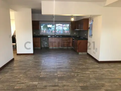 Casa de 4 habitaciones, playroom y pileta con salida al lago en El Principado Ciudad Náutica.