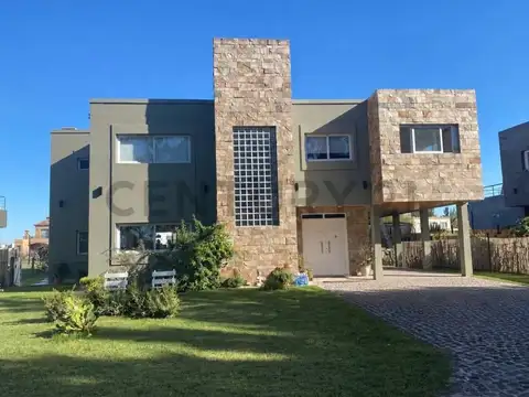 Casa de 4 habitaciones, playroom y pileta con salida al lago en El Principado Ciudad Náutica.