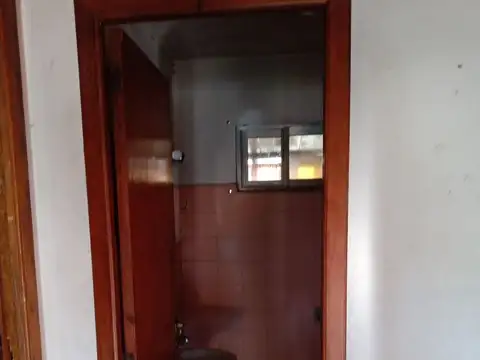 OPORTUNIDAD CASA CENTRO DE FLORENCIO VARELA U$S 100.000