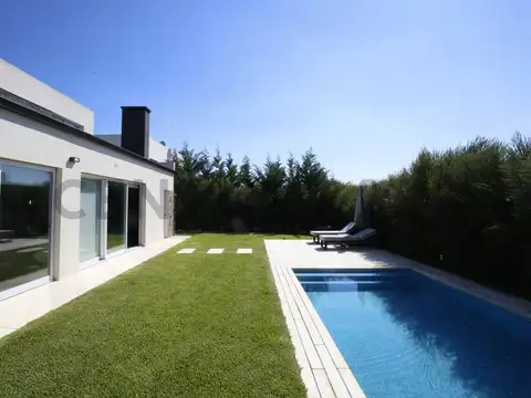 Casa en Venta con 7 cocheras