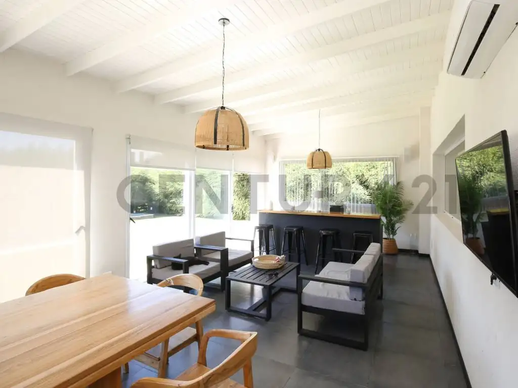 Casa - 305  m² Cubierta | 5 dormitorios | A Estrenar | 2 baños | 6 ambientes | 7 cocheras