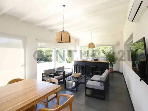 Casa 6 ambientes con 2 baños