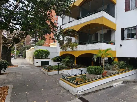 Cochera cubierta SS con porton automático