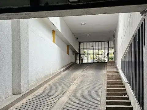 Cochera cubierta SS con porton automático