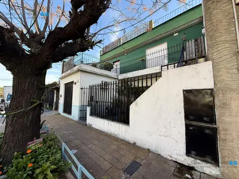 PH 4 Ambientes en Venta con Patio - Posible Local o Cochera