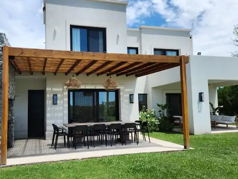 Casa en Alquiler Temporal, en el Barrio Los Robles, Haras Santa Maria, Escobar, G.B.A Norte