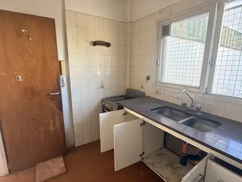 EXCELENTE OPORTUNIDAD DE INVERSION- 3 AMBIENTES A REFACCIONAR, CON BALCON AL C/FRENTE, VISTA ABIERTA, COCHERA DESCUBIERTA