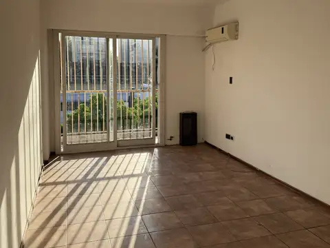 EXCELENTE OPORTUNIDAD DE INVERSION- 3 AMBIENTES A REFACCIONAR, CON BALCON AL C/FRENTE, VISTA ABIERTA, COCHERA DESCUBIERTA