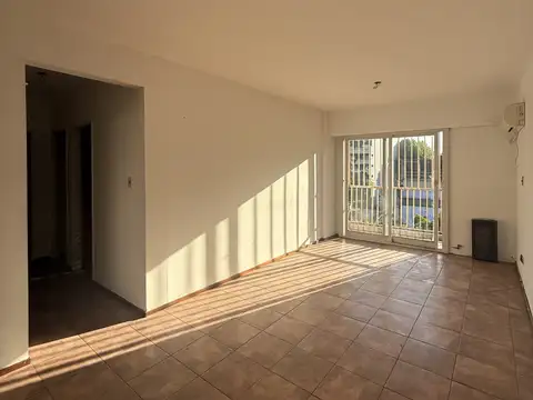 EXCELENTE OPORTUNIDAD DE INVERSION- 3 AMBIENTES A REFACCIONAR, CON BALCON AL C/FRENTE, VISTA ABIERTA, COCHERA DESCUBIERTA