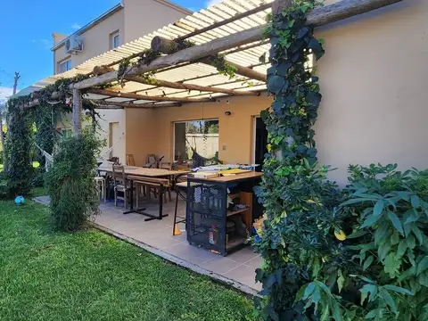 VENTA CASA 5 AMBIENTES CON PISCINA - APTO CREDITO