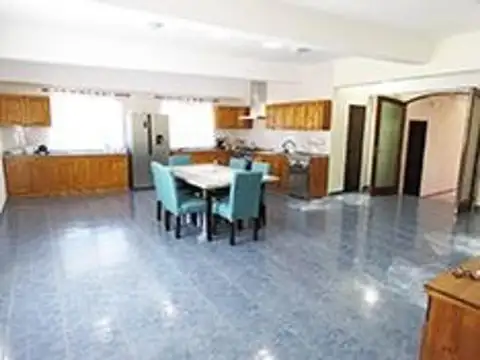 Casa en Venta con 3 cocheras