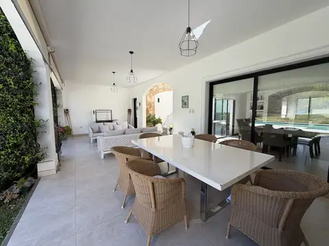 Casa 5 ambientes con 3 baños