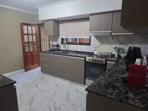 Casa 4 ambientes con 2 baños